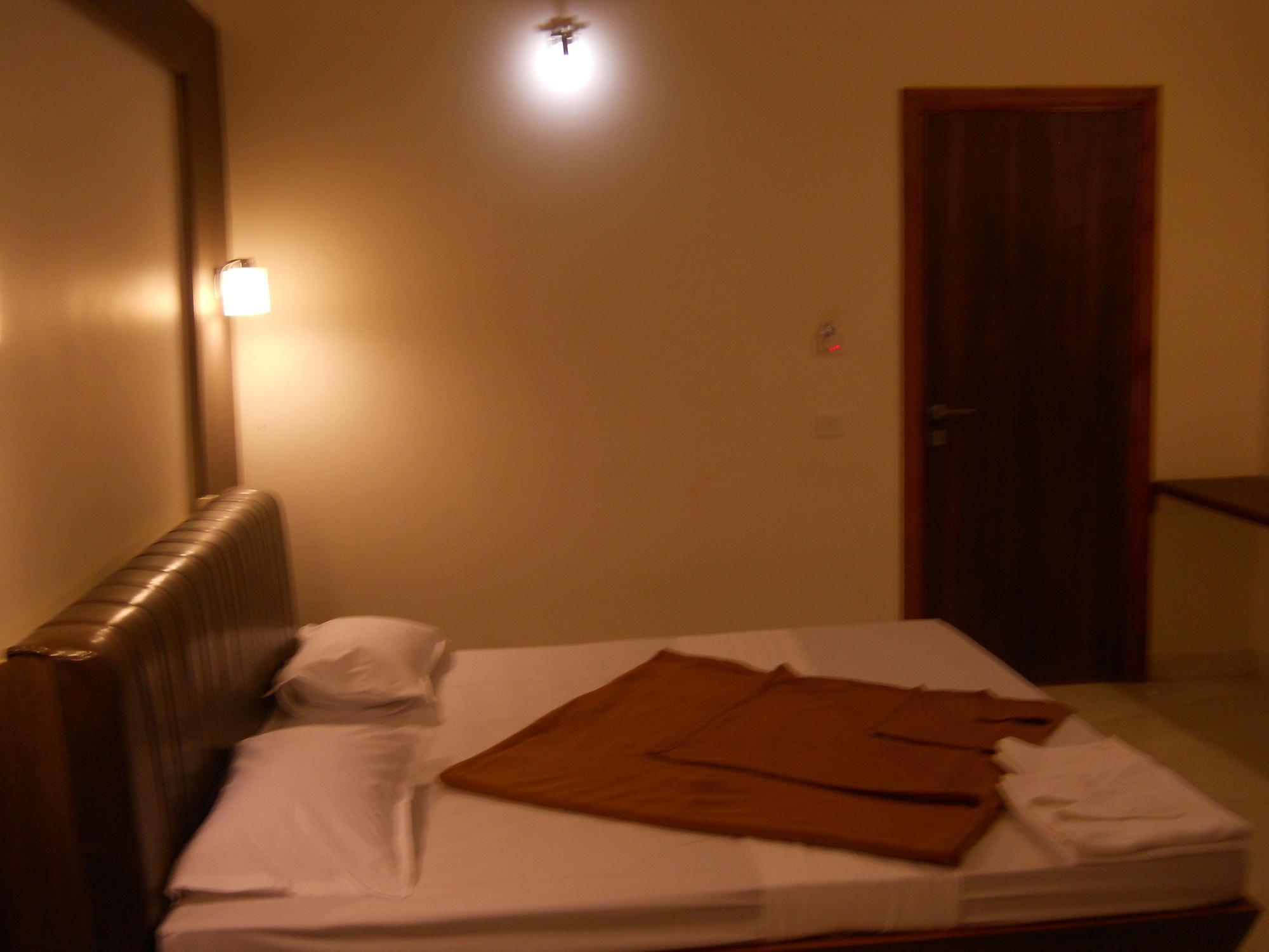 Hotel Grand 3D Bhuj Esterno foto