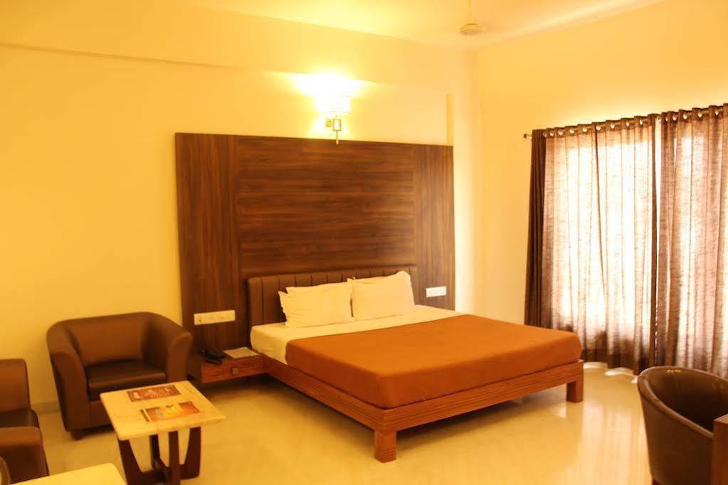 Hotel Grand 3D Bhuj Esterno foto