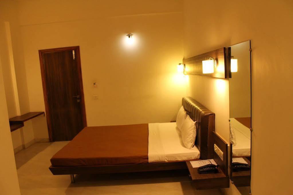 Hotel Grand 3D Bhuj Esterno foto